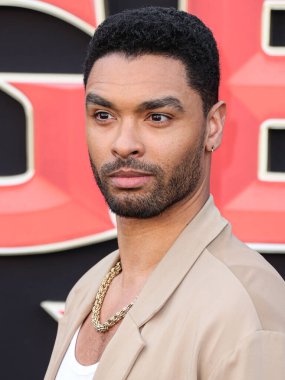 İngiliz-Zimbabveli aktör Reg-Jean Page (Rege-Jean Page), 26 Mart 2023 'te Westwood, Los Angeles' taki Regency Village Theatre 'da düzenlenen Paramount Pictures' ın Los Angeles prömiyerine geldi.