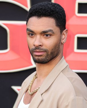 İngiliz-Zimbabveli aktör Reg-Jean Page (Rege-Jean Page), 26 Mart 2023 'te Westwood, Los Angeles' taki Regency Village Theatre 'da düzenlenen Paramount Pictures' ın Los Angeles prömiyerine geldi.