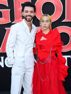 Amerikalı aktör Justice Smith ve müzik sanatçısı Cameo Adele, 26 Mart 2023 'te Westwood, Los Angeles' taki Regency Village Theatre 'da düzenlenen Paramount Pictures' ın Los Angeles Premiere of Paramount Pictures ve eOne 'ın' Dungeons & Dragons: Honor among Thieves 'adlı filmine geldiler.