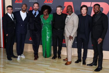 Chris Messina, Marlon Wayans, Ben Affleck, Viola Davis, Matt Damon, Julius Tennon, Jason Bateman ve Chris Tucker, 27 Mart 2023 'te Los Angeles Regency Village Theatre' da düzenlenen Amazon Stüdyolarının ve Skydance Media 'nın' Air 'ine geldiler.