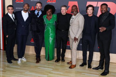 Chris Messina, Marlon Wayans, Ben Affleck, Viola Davis, Matt Damon, Julius Tennon, Jason Bateman ve Chris Tucker, 27 Mart 2023 'te Los Angeles Regency Village Theatre' da düzenlenen Amazon Stüdyolarının ve Skydance Media 'nın' Air 'ine geldiler.