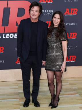 Jason Bateman ve eşi Amanda Anka, 27 Mart 2023 'te Westwood, Los Angeles, Kaliforniya, ABD' deki Regency Village Theatre 'da düzenlenen Amazon Stüdyolarının ve Skydance Media' nın 'Air' in dünya prömiyerine geldiler.. 