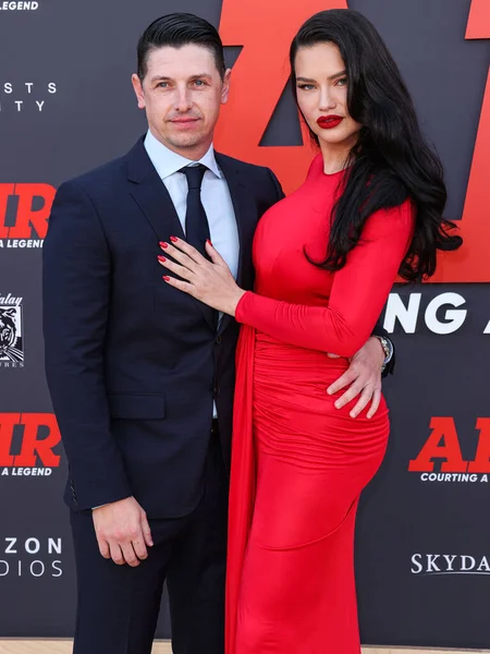 Andre Lemmers ve kız arkadaşı Adriana Lima, 27 Mart 2023 'te Westwood, Los Angeles, Kaliforniya, ABD' deki Regency Village Theatre 'da düzenlenen Amazon Stüdyolarının Dünya Premiere ve Skydance Media' ya geldiler.. 