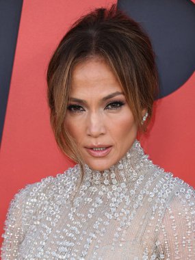 Amerikalı aktris, şarkıcı ve dansçı Jennifer Lopez bir Antonio Grimaldi elbisesi ve Shiphra mücevheri giyerek 27 Mart 2023 'te ABD' nin başkenti Westwood 'da bulunan Regency Village Theatre' da bulunan Amazon Stüdyolarının Dünya Premiere 'sine ve Skydance Media' nın 'Air' ine geldi.