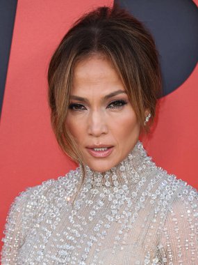 Amerikalı aktris, şarkıcı ve dansçı Jennifer Lopez bir Antonio Grimaldi elbisesi ve Shiphra mücevheri giyerek 27 Mart 2023 'te ABD' nin başkenti Westwood 'da bulunan Regency Village Theatre' da bulunan Amazon Stüdyolarının Dünya Premiere 'sine ve Skydance Media' nın 'Air' ine geldi.