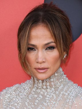 Amerikalı aktris, şarkıcı ve dansçı Jennifer Lopez bir Antonio Grimaldi elbisesi ve Shiphra mücevheri giyerek 27 Mart 2023 'te ABD' nin başkenti Westwood 'da bulunan Regency Village Theatre' da bulunan Amazon Stüdyolarının Dünya Premiere 'sine ve Skydance Media' nın 'Air' ine geldi.