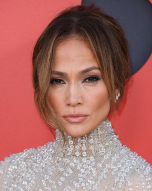 Amerikalı aktris, şarkıcı ve dansçı Jennifer Lopez bir Antonio Grimaldi elbisesi ve Shiphra mücevheri giyerek 27 Mart 2023 'te ABD' nin başkenti Westwood 'da bulunan Regency Village Theatre' da bulunan Amazon Stüdyolarının Dünya Premiere 'sine ve Skydance Media' nın 'Air' ine geldi.