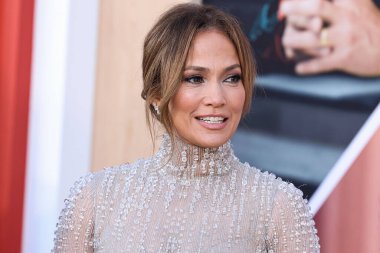 Amerikalı aktris, şarkıcı ve dansçı Jennifer Lopez bir Antonio Grimaldi elbisesi ve Shiphra mücevheri giyerek 27 Mart 2023 'te ABD' nin başkenti Westwood 'da bulunan Regency Village Theatre' da bulunan Amazon Stüdyolarının Dünya Premiere 'sine ve Skydance Media' nın 'Air' ine geldi.