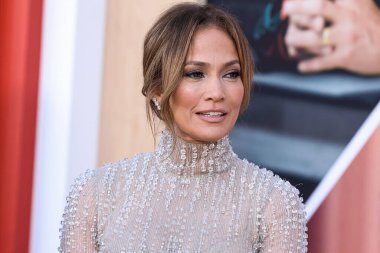 Amerikalı aktris, şarkıcı ve dansçı Jennifer Lopez bir Antonio Grimaldi elbisesi ve Shiphra mücevheri giyerek 27 Mart 2023 'te ABD' nin başkenti Westwood 'da bulunan Regency Village Theatre' da bulunan Amazon Stüdyolarının Dünya Premiere 'sine ve Skydance Media' nın 'Air' ine geldi.
