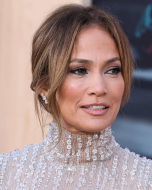 Amerikalı aktris, şarkıcı ve dansçı Jennifer Lopez bir Antonio Grimaldi elbisesi ve Shiphra mücevheri giyerek 27 Mart 2023 'te ABD' nin başkenti Westwood 'da bulunan Regency Village Theatre' da bulunan Amazon Stüdyolarının Dünya Premiere 'sine ve Skydance Media' nın 'Air' ine geldi.