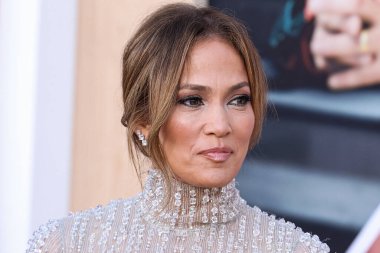 Amerikalı aktris, şarkıcı ve dansçı Jennifer Lopez bir Antonio Grimaldi elbisesi ve Shiphra mücevheri giyerek 27 Mart 2023 'te ABD' nin başkenti Westwood 'da bulunan Regency Village Theatre' da bulunan Amazon Stüdyolarının Dünya Premiere 'sine ve Skydance Media' nın 'Air' ine geldi.