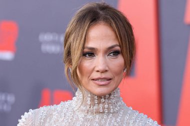 Amerikalı aktris, şarkıcı ve dansçı Jennifer Lopez bir Antonio Grimaldi elbisesi ve Shiphra mücevheri giyerek 27 Mart 2023 'te ABD' nin başkenti Westwood 'da bulunan Regency Village Theatre' da bulunan Amazon Stüdyolarının Dünya Premiere 'sine ve Skydance Media' nın 'Air' ine geldi.