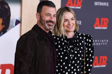 Jimmy Kimmel ve eşi Molly McNearney, 27 Mart 2023 'te Westwood, Los Angeles, Kaliforniya, ABD' deki Regency Village Theatre 'da düzenlenen Amazon Stüdyolarının ve Skydance Media' nın 'Air' in dünya prömiyerine geldiler.. 