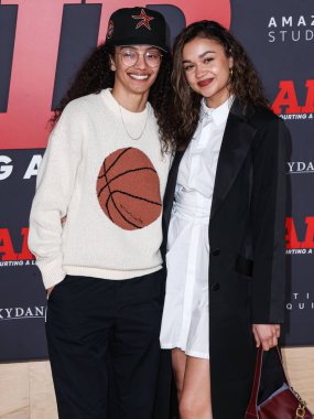 Mariah Linney ve Madison Bailey, 27 Mart 2023 'te Westwood, Los Angeles, Kaliforniya, ABD' deki Regency Village Theatre 'da düzenlenen Amazon Stüdyolarının ve Skydance Media' nın 'Air' in dünya prömiyerine geldiler.. 