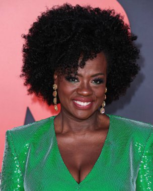 Roland Mouret elbisesi ve Judith Leiber çantası giyen Amerikalı aktris ve yapımcı Viola Davis, 27 Mart 2023 'te Westwood, Los Angeles' taki Regency Village Tiyatrosu 'nda düzenlenen Amazon Stüdyolarının Dünya Galası' na geldi.