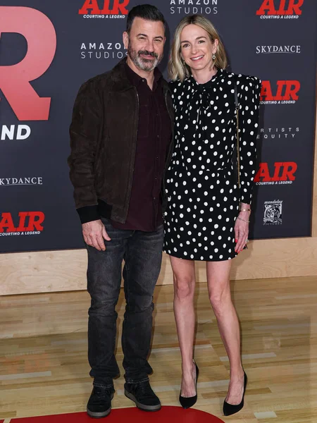 Jimmy Kimmel ve eşi Molly McNearney, 27 Mart 2023 'te Westwood, Los Angeles, Kaliforniya, ABD' deki Regency Village Theatre 'da düzenlenen Amazon Stüdyolarının ve Skydance Media' nın 'Air' in dünya prömiyerine geldiler.. 