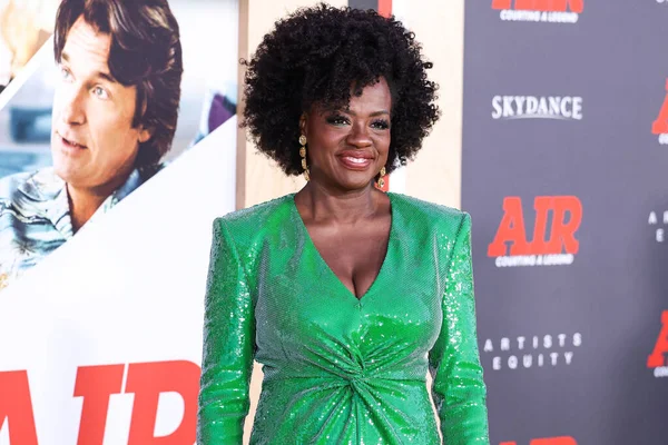 Roland Mouret elbisesi ve Judith Leiber çantası giyen Amerikalı aktris ve yapımcı Viola Davis, 27 Mart 2023 'te Westwood, Los Angeles' taki Regency Village Tiyatrosu 'nda düzenlenen Amazon Stüdyolarının Dünya Galası' na geldi.