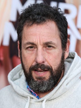 Amerikalı komedyen, aktör, senarist, yapımcı, şarkıcı ve müzisyen Adam Sandler, 28 Mart 2023 'te Westwood, Los Angeles, Kaliforniya, ABD' deki Regency Village Theatre 'da düzenlenen Netflix' in 'Murder Mystery 2' nin Los Angeles galasına geldi.