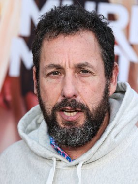 Amerikalı komedyen, aktör, senarist, yapımcı, şarkıcı ve müzisyen Adam Sandler, 28 Mart 2023 'te Westwood, Los Angeles, Kaliforniya, ABD' deki Regency Village Theatre 'da düzenlenen Netflix' in 'Murder Mystery 2' nin Los Angeles galasına geldi.