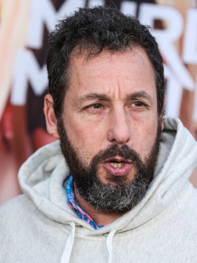 Amerikalı komedyen, aktör, senarist, yapımcı, şarkıcı ve müzisyen Adam Sandler, 28 Mart 2023 'te Westwood, Los Angeles, Kaliforniya, ABD' deki Regency Village Theatre 'da düzenlenen Netflix' in 'Murder Mystery 2' nin Los Angeles galasına geldi.