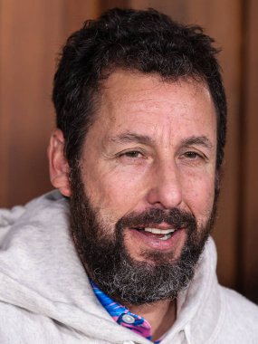 Amerikalı komedyen, aktör, senarist, yapımcı, şarkıcı ve müzisyen Adam Sandler, 28 Mart 2023 'te Westwood, Los Angeles, Kaliforniya, ABD' deki Regency Village Theatre 'da düzenlenen Netflix' in 'Murder Mystery 2' nin Los Angeles galasına geldi.