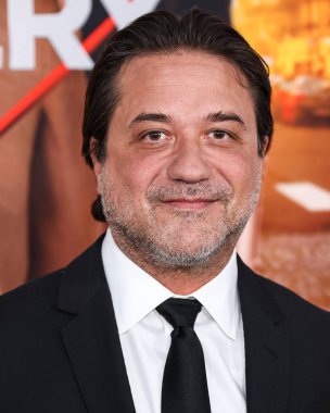 İspanyol televizyon ve film oyuncusu Enrique Arce, Netflix 'in 28 Mart 2023' te Westwood, Los Angeles, Kaliforniya, ABD 'deki Regency Village Theatre' da gerçekleştirdiği 'Cinayet Gizemi 2' nin Los Angeles prömiyerine geldi.. 