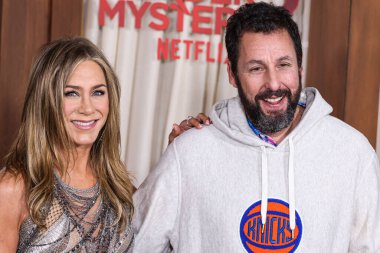Adam Sandler ve Jennifer Aniston, 28 Mart 2023 'te Westwood, Los Angeles, Kaliforniya, ABD' deki Regency Village Theatre 'da düzenlenen Netflix' in 'Cinayet Gizemi 2' nin Los Angeles prömiyerine geldiler.. 