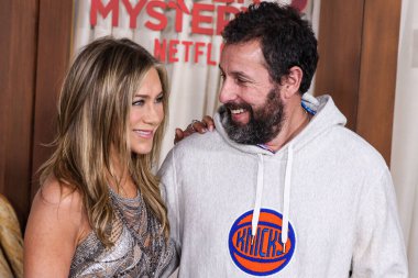 Adam Sandler ve Jennifer Aniston, 28 Mart 2023 'te Westwood, Los Angeles, Kaliforniya, ABD' deki Regency Village Theatre 'da düzenlenen Netflix' in 'Cinayet Gizemi 2' nin Los Angeles prömiyerine geldiler.. 