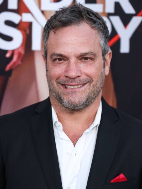 Amerikalı senarist, yönetmen ve yapımcı Jeremy Garelick, 28 Mart 2023 'te Westwood, Los Angeles, Kaliforniya, ABD' deki Regency Village Theatre 'da düzenlenen Netflix' in 'Murder Mystery 2' adlı filminin Los Angeles galasına geldi.. 