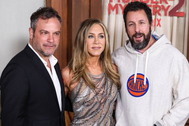 Jeremy Garelick, Jennifer Aniston ve Adam Sandler 28 Mart 2023 'te Westwood, Los Angeles, Kaliforniya, ABD' deki Regency Village Theatre 'da düzenlenen Netflix' in 'Cinayet Gizemi 2' nin Los Angeles galasına geldiler.. 