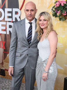 Mark Strong ve Mlanie Laurent (Melanie Laurent), 28 Mart 2023 'te Westwood, Los Angeles, Kaliforniya, ABD' deki Regency Village Theatre 'da düzenlenen Netflix' in 