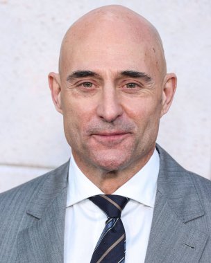 İngiliz aktör Mark Strong, Netflix 'in' Cinayet Gizemi 2 'nin Los Angeles prömiyerine 28 Mart 2023' te Westwood, Los Angeles, Kaliforniya, ABD 'deki Regency Village Theatre' a geldi..