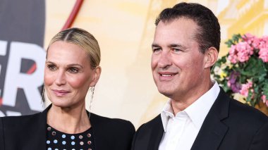 Molly Sims ve kocası Scott Stuber, Netflix 'in 28 Mart 2023' te Westwood, Los Angeles, Kaliforniya, ABD 'deki Regency Village Theatre' da düzenlenen 'Cinayet Gizemi 2' nin Los Angeles galasına geldiler.. 