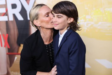 Molly Sims ve oğlu Brooks Stuber, 28 Mart 2023 'te Westwood, Los Angeles, Kaliforniya, ABD' deki Regency Village Theatre 'da düzenlenen Netflix' in 