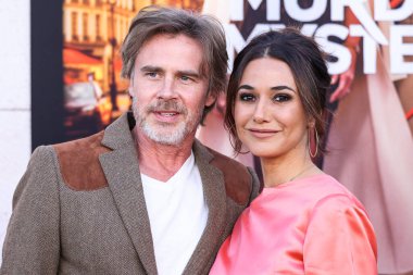 Sam Trammell ve kız arkadaşı Emmanuelle Chriqui, 28 Mart 2023 'te Westwood, Los Angeles, Kaliforniya, ABD' deki Regency Village Theatre 'da düzenlenen Netflix' in 'Cinayet Gizemi 2' nin Los Angeles galasına geldiler.. 