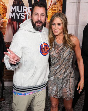 Adam Sandler ve Jennifer Aniston, 28 Mart 2023 'te Westwood, Los Angeles, Kaliforniya, ABD' deki Regency Village Theatre 'da düzenlenen Netflix' in 'Cinayet Gizemi 2' nin Los Angeles prömiyerine geldiler.. 