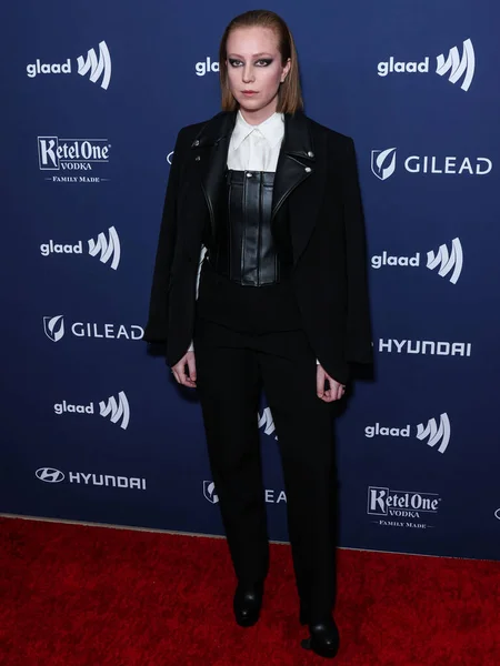 アメリカのコメディアン 作家のハンナ アイニンバインダーが2023年3月30日にロサンゼルスのビバリーヒルズで開催された第34回Glaad Media Awards Los Angelesに到着します — ストック写真