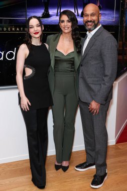  Dove Cameron, şarkıcı Cecily Strong ve Amerikalı aktör, komedyen, senarist ve yapımcı Keegan-Michael Key Apple TV + 'Schmigadoon' a geldiler! Sezon 2 - 13 Nisan 2023 Kuzey Hollywood, Los Angeles