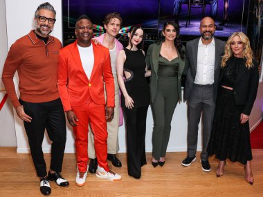 Jaime Camil, Tituss Burgess, Aaron Tveit, Dove Cameron, Cecily Strong, Keegan-Michael Key ve Jane Krakowski Apple TV + 'Schmigadoon' a geldiler! Sezon 2, Emmy FYC 13 Nisan 2023, Kuzey Hollywood, Los Angeles