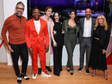 Jaime Camil, Tituss Burgess, Aaron Tveit, Dove Cameron, Cecily Strong, Keegan-Michael Key ve Jane Krakowski Apple TV + 'Schmigadoon' a geldiler! Sezon 2, Emmy FYC 13 Nisan 2023, Kuzey Hollywood, Los Angeles