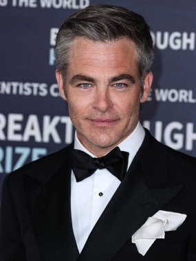 Retrouvai 'nin çivi ve kol düğmelerini takan Amerikalı aktör Chris Pine, 15 Nisan 2023' te Los Angeles, Kaliforniya, ABD 'deki Akademi Sinema Müzesi' nde düzenlenen 9.. 