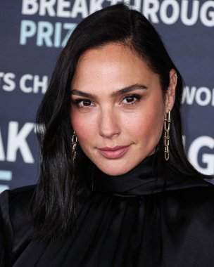 Tiffany & Co. 'nun takılarını takan İsrailli aktris ve manken Gal Gadot, 15 Nisan 2023' te ABD 'nin Kaliforniya eyaletinin Los Angeles kentinde bulunan Akademi Sinema Müzesi' nde düzenlenen 9.. 