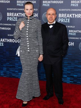 Julia Bochkova Milner ve kocası Yuri Milner, 15 Nisan 2023 'te ABD' nin Kaliforniya eyaletinin Los Angeles kentinde düzenlenen Akademi Sinema Müzesi 'nde düzenlenen 9..