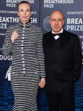 Julia Bochkova Milner ve kocası Yuri Milner, 15 Nisan 2023 'te ABD' nin Kaliforniya eyaletinin Los Angeles kentinde düzenlenen Akademi Sinema Müzesi 'nde düzenlenen 9..