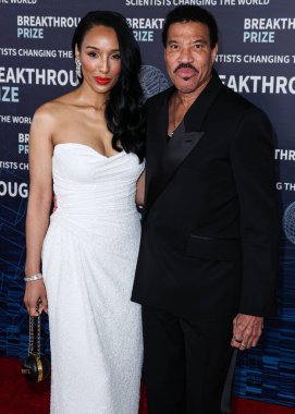 Lisa Parigi ve erkek arkadaşı Lionel Richie, 15 Nisan 2023 'te Los Angeles, Kaliforniya, ABD' deki Akademi Sinema Müzesi 'nde düzenlenen 9.. 