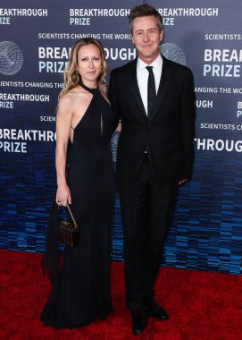 Shauna Robertson ve kocası Edward Norton, 15 Nisan 2023 'te ABD' nin Kaliforniya eyaletinin Los Angeles kentinde düzenlenen Akademi Sinema Müzesi 'nde düzenlenen 9..