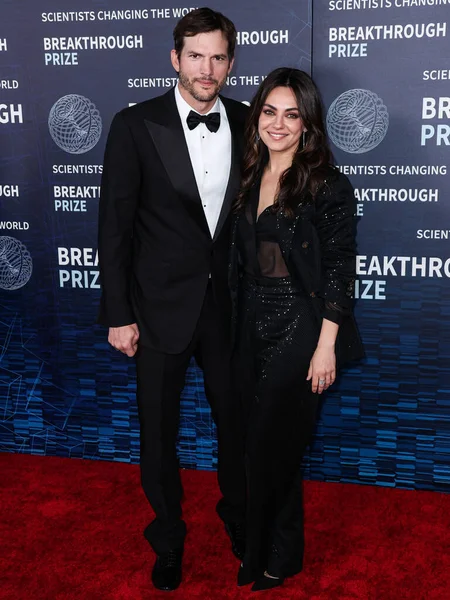 stock image Ashton Kutcher and wife Mila Kunis arrive at the 9th Annual Breakthrough Prize Ceremony held at the Academy Museum of Motion Pictures on April 15, 2023 in Los Angeles, California, United States.