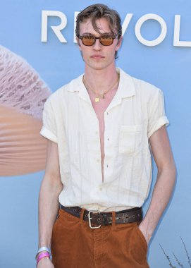 Lucky Blue Smith, REVOLVE Festivali 2023 'e 15 Nisan 2023' te ABD 'nin Kaliforniya eyaletinde yer alan Coachella Vadisi, Coachella Vadisi' nde H.wood Group ile ortaklaşa katılıyor.. 