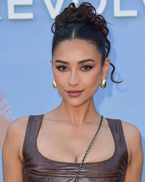 Shay Mitchell, REVOLVE Festivali 2023 'e 15 Nisan 2023' te ABD 'nin Kaliforniya eyaletinin Coachella Vadisi, Coachella Vadisi' nde H.wood Grubu ile ortaklaşa katılıyor.. 