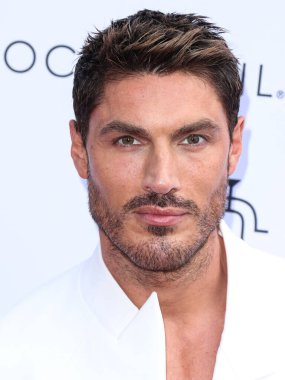 Chris Appleton, The Daily Front Row 'un 7. Geleneksel Moda Los Angeles Ödülleri' ne 23 Nisan 2023 'te Beverly Hills Oteli' nde düzenlenen Crystal Garden 'da ulaştı..